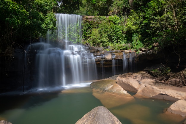 Cascadas de Wang Nam Khiao en el bosque profundo en Koh Kood, Trat, Tailandia