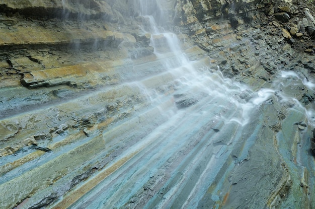 Cascade Falls en la roca