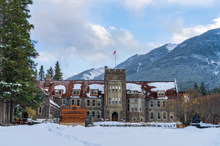 Cascade of Time Garden en un día nevado de invierno. Al final del centro de Banff Avenue. Banff, canadá