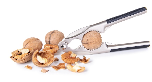 Foto cascanueces con nueces aislado en blanco