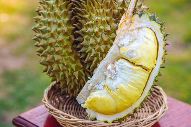 Cáscara de durian madura y fresca con color amarillo sobre mesa de madera