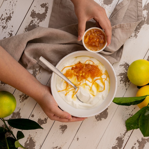 Foto cáscara de limón con yogur y miel en la mesa de madera
