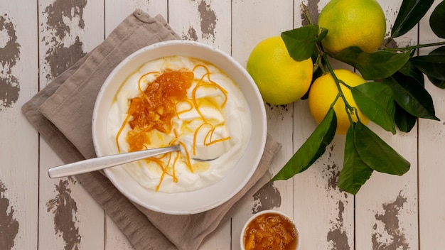 Foto cáscara de limón con yogur y miel en la mesa de madera