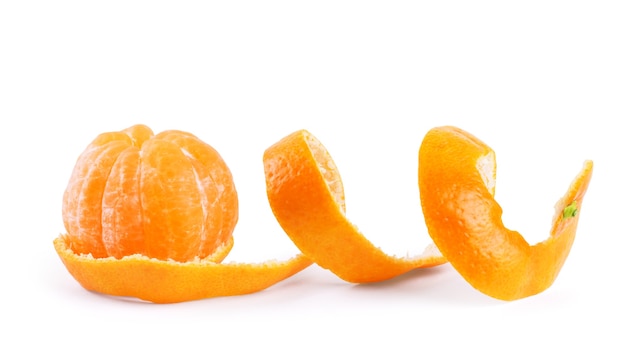 Cáscara de una naranja aislado sobre fondo blanco.