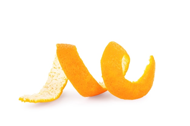 Cáscara de naranja o mandarina sobre un fondo blanco.
