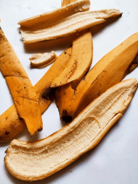 cáscara de plátano aislada sobre un fondo blanco