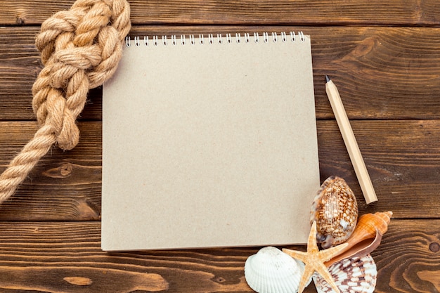 Cáscaras y libreta en la tabla de madera. Vista superior con espacio de copia.