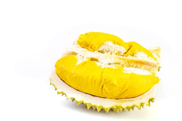 Cascas de durian e durian isoladas de durian e isoladas em fundo branco