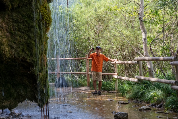 Cascata de água doce perto da ermita de santa elena