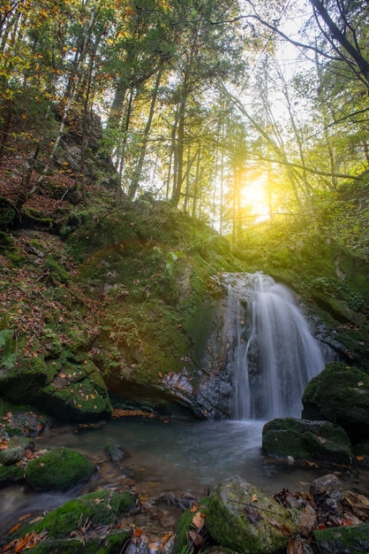 Cascata de água na montanha