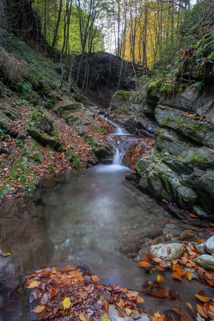 Cascata de água na montanha