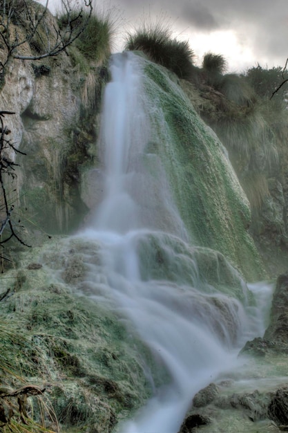 Cascata de água termal no aqueduto natural de villanueva