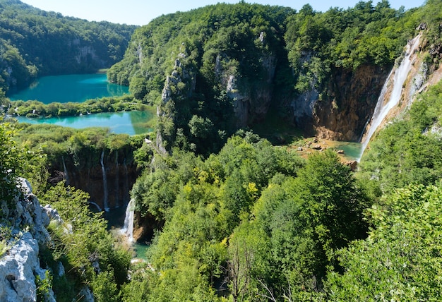 Cascata de lagos azuis e límpidos com cachoeiras no Parque Nacional dos Lagos de Plitvice (Croácia)