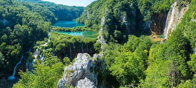 Cascata de lagos azuis límpidos com cachoeiras no Parque Nacional dos Lagos de Plitvice (Croácia)