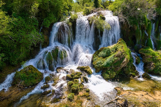 Cascatas incríveis da cachoeira kravica