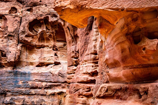 Cascatas rochosas naturais de arenito vermelho na ensolarada região de petra, Jordânia