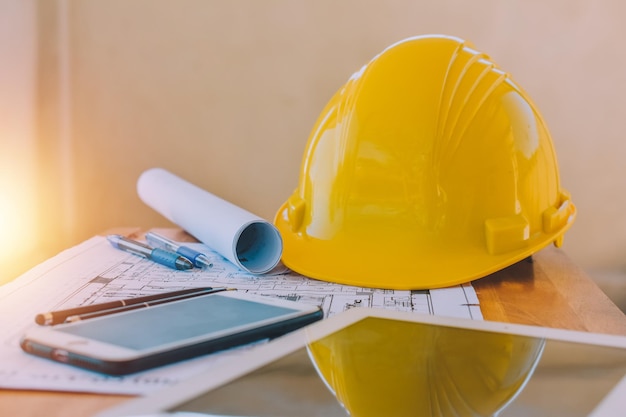 Casco amarillo casco de seguridad para trabajo y equipo de seguridad en la oficina de escritorio Ingeniero de ingeniería seguridad en el trabajo