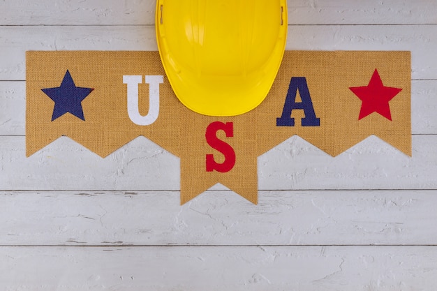 Casco amarillo de construcción en feliz Día del Trabajo USA patriótico un feriado federal de Estados Unidos de América