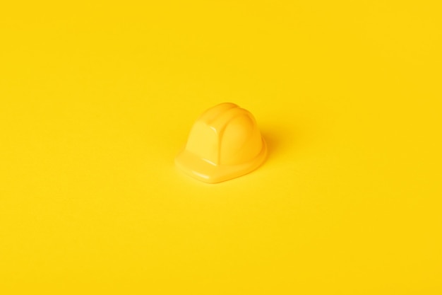 Casco amarillo para niños, concepto de construcción, foto minimalista.