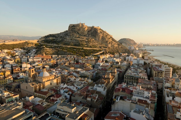 Casco antiguo de Alicante con el castillo de Santa Bárbara Alicante Alicante provincia España