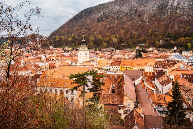 Foto casco antiguo de brasov y la plaza del ayuntamiento en transilvania rumania día de verano plaza del consejo