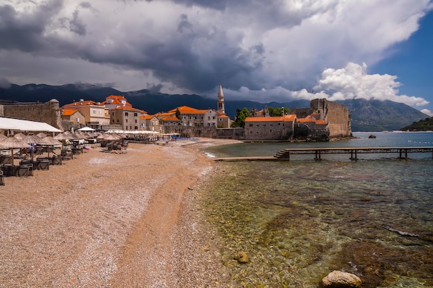 Casco antiguo de Budva en un hermoso atardecer de verano Montenegro