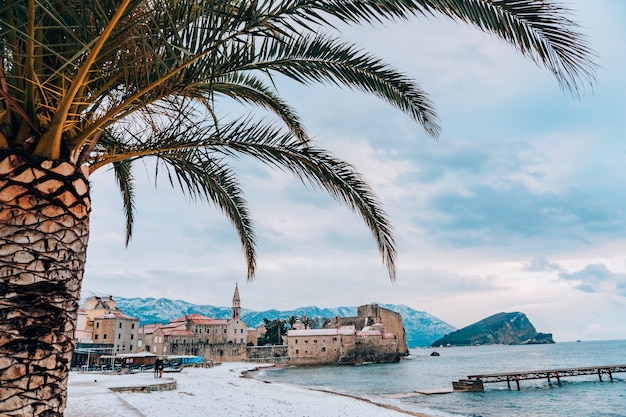 Casco antiguo de budvas en la nieve montenegro la costa está cubierta w