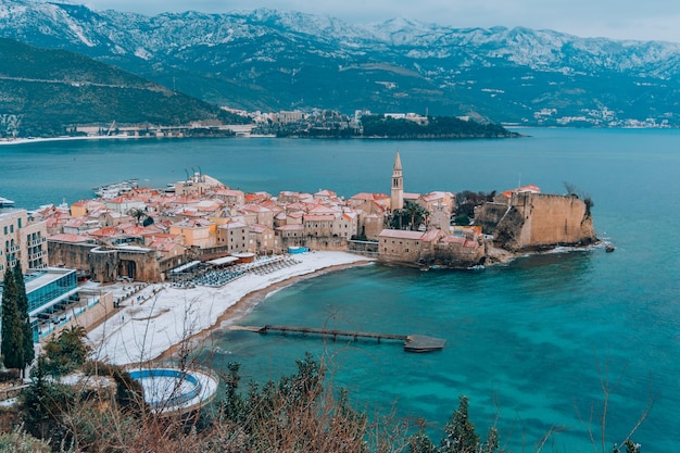 Casco antiguo de Budvas en la nieve montenegro