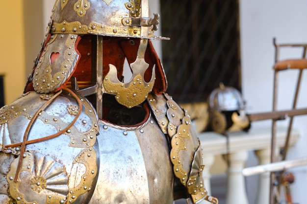 Casco de un antiguo caballero con armadura. Un concepto medieval.