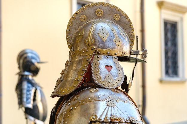 Casco de un antiguo caballero con armadura. Un concepto medieval.