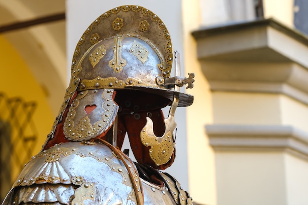 Casco de un antiguo caballero con armadura. Un concepto medieval.