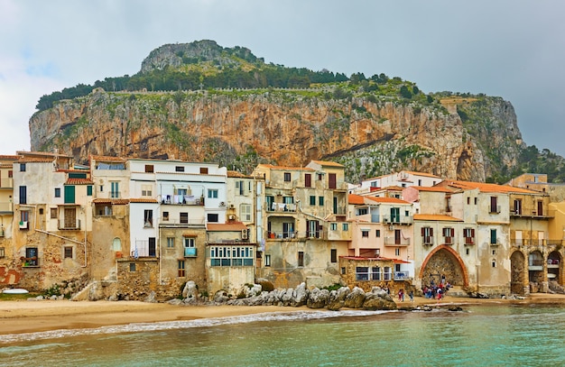 El casco antiguo de Cefalu a orillas del mar de Sicilia, Italia