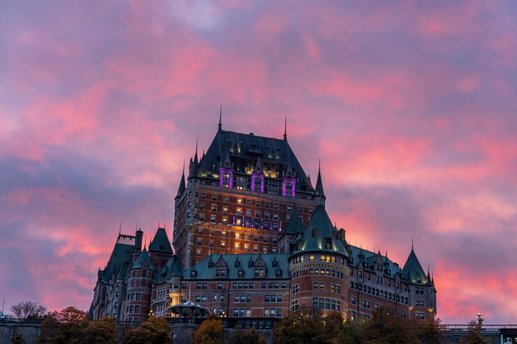 El casco antiguo de la ciudad de Quebec en el atardecer de otoño impresionantes nubes rosadas y amarillas sobre el cielo por la noche
