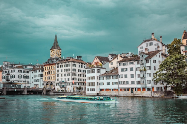 Casco antiguo de la ciudad de Zurich Suiza Panorama del terraplén de barco fluvial con edificio histórico