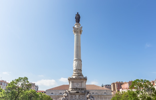 Casco antiguo cuadrado de Rossio en el distrito de baixa el día soleado en Lisboa, Portugal