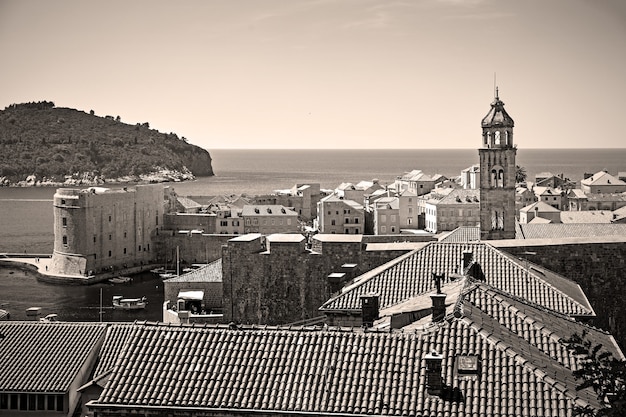 El casco antiguo de Dubrovnik en Croacia. Paisaje urbano de estilo vintage en blanco y negro en tonos sepia