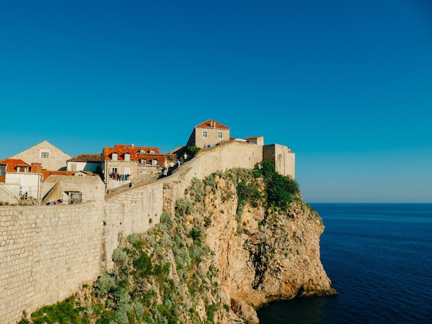 Casco antiguo de Dubrovnik croacia techos de tejas de casas iglesia