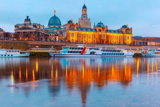 Casco antiguo y Elba por la noche en Dresde, Alemania