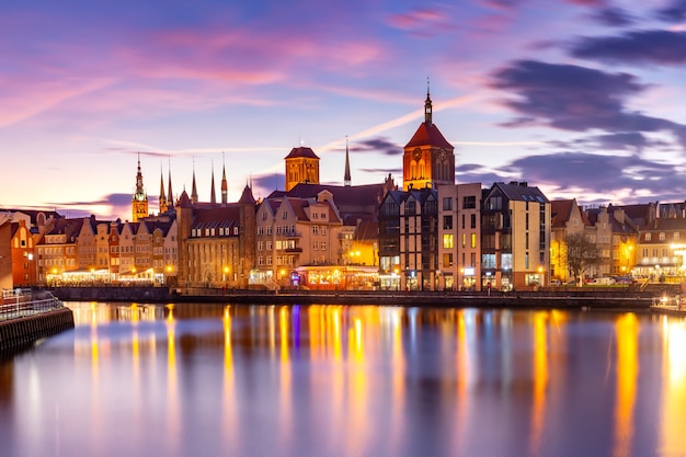 Casco antiguo de Gdansk, Dlugie Pobrzeze, Bazylika Mariacka o la iglesia de Santa María, el ayuntamiento y el río Motlawa al atardecer