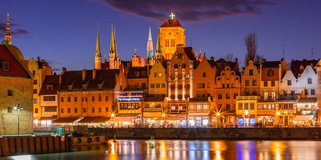 Casco antiguo de Gdansk, Dlugie Pobrzeze, Bazylika Mariacka o la iglesia de Santa María, el ayuntamiento y el río Motlawa en la noche, Polonia