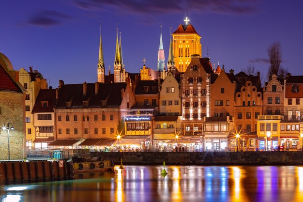 Casco antiguo de Gdansk, Dlugie Pobrzeze, Bazylika Mariacka o la iglesia de Santa María, el ayuntamiento y el río Motlawa en la noche