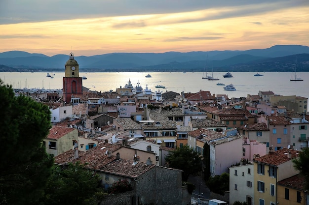 Casco antiguo histórico de St Tropez, un popular centro turístico en el mar Mediterráneo, Provenza, Francia