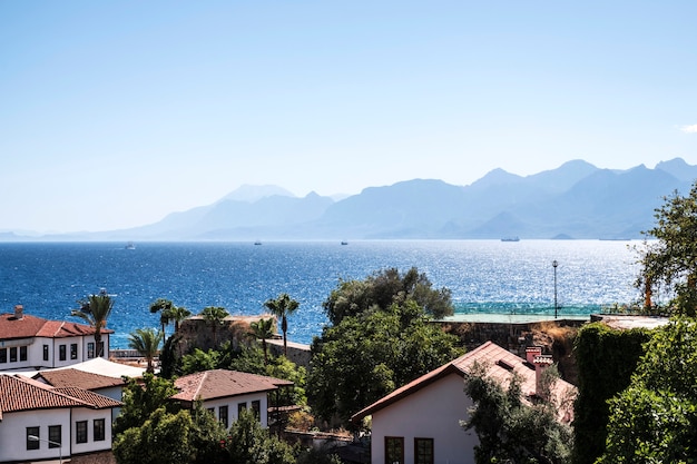 Casco antiguo de Kaleici con techos de tejas rojas en la costa mediterránea