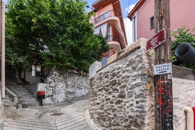 Casco antiguo de Kavala calle estrecha empinada pavimentada con adoquines decorados con plantas y árboles