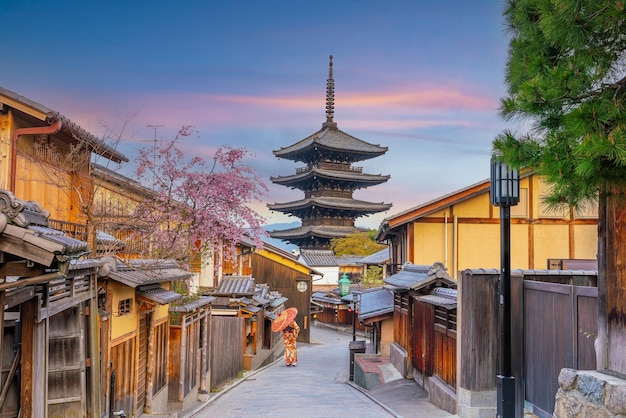 Casco antiguo de Kioto durante la temporada de sakura en Japón