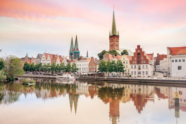 Casco antiguo de Lübeck reflejado en el río Trave, Alemania