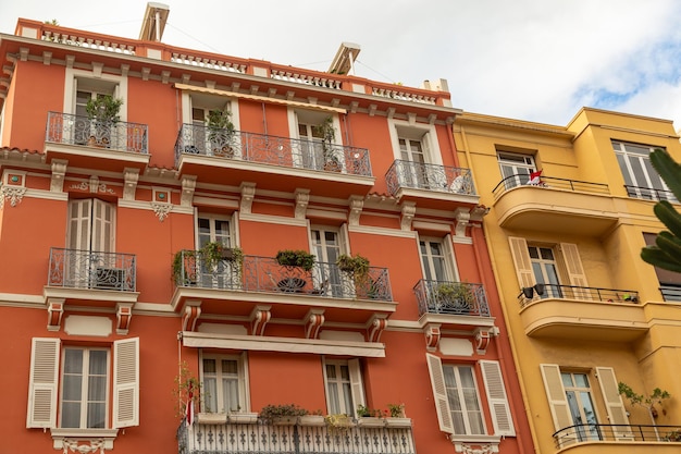 Casco antiguo de Mónaco Vista exterior del edificio plano con muchas ventanas Edificio de apartamentos Europest