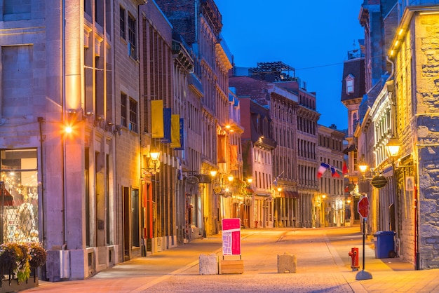 Casco antiguo de Montreal en las famosas calles adoquinadas en penumbra en Canadá