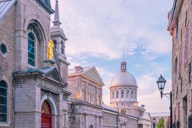 Casco antiguo de Montreal en las famosas calles adoquinadas en penumbra en Canadá