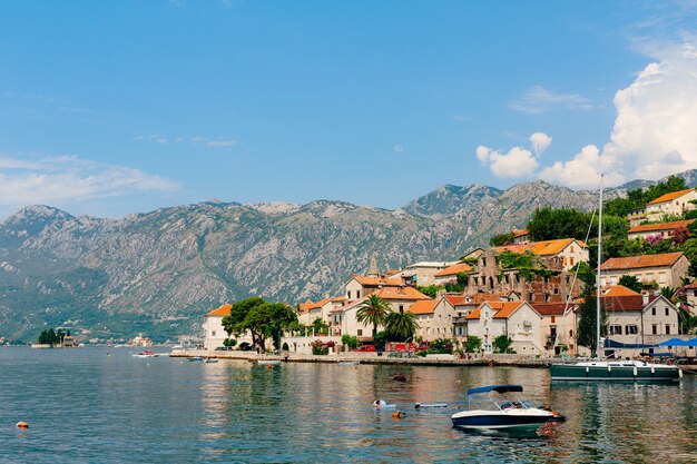 El casco antiguo de perast en la orilla de la bahía de kotor montenegro